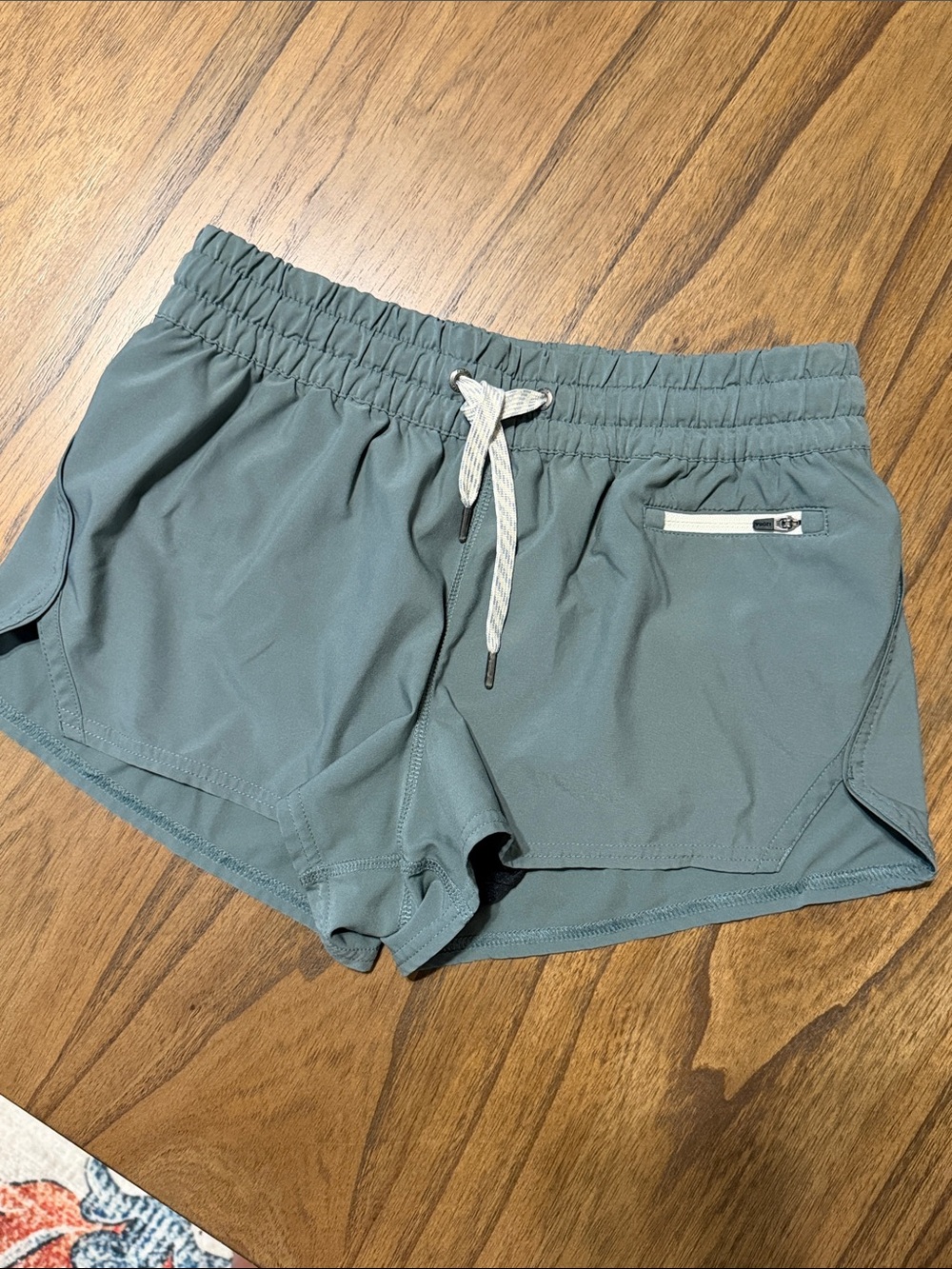 Vuori Women's Athletic Shorts 2.5